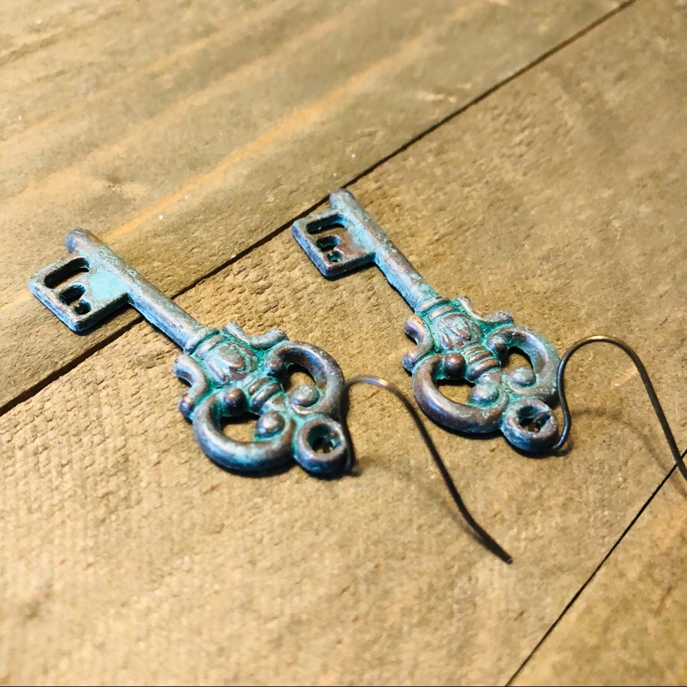 Handmade verdigris patina cute key dangle earrings - Picture 2 of 4